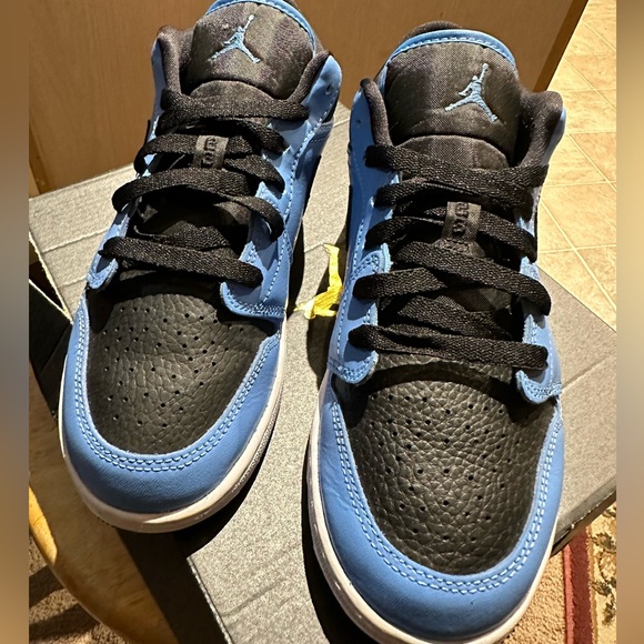 Jordan 1 Low UNC Black (GS) - Picture 8 of 11